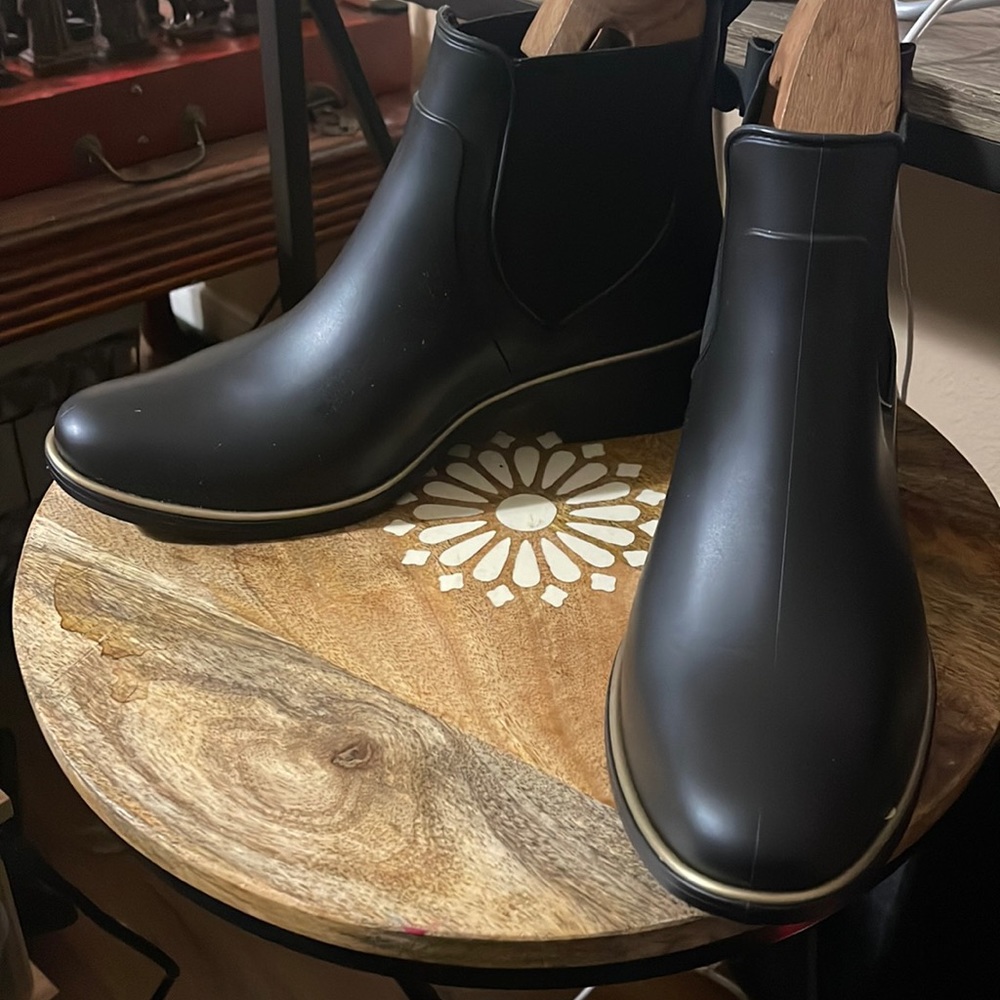 Kate spade black, three-quarter round toe boot